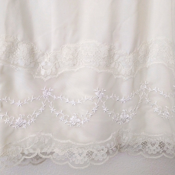 VINTAGE Satin Half Slip Cream Lace Embroidered Feminine Cottage Core - Picture 2 of 4